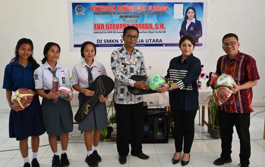 Eva Rataba Serahkan Bantuan Peralatan Olahraga ke SMKN 5 Toraja Utara